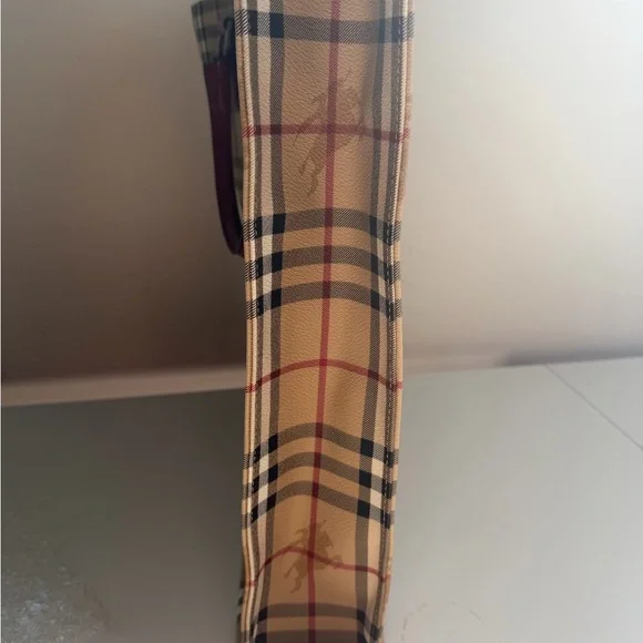 Burberry Tote Preowned In Great condition - Picture 6 of 9